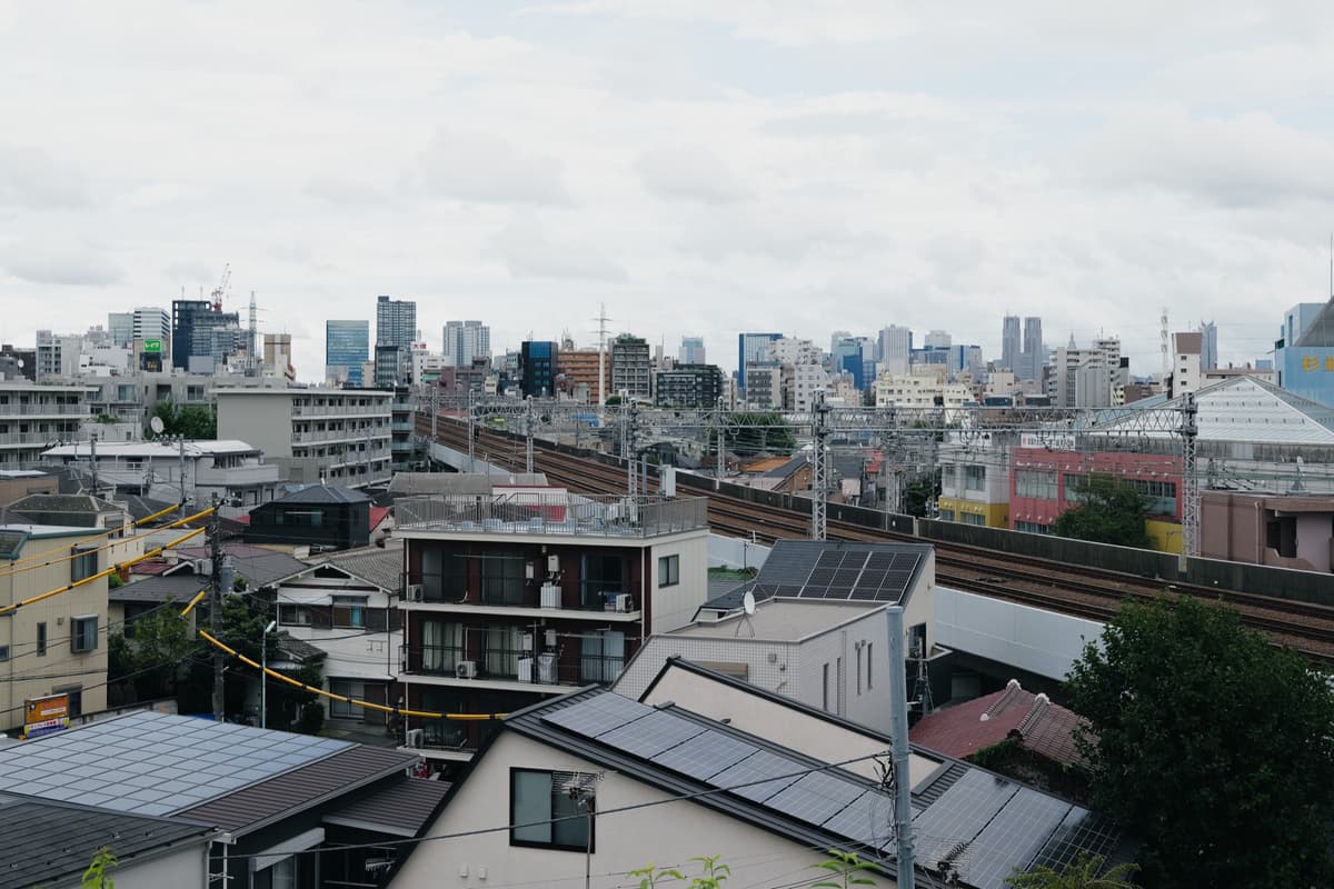 高層ビルと住宅街の屋根