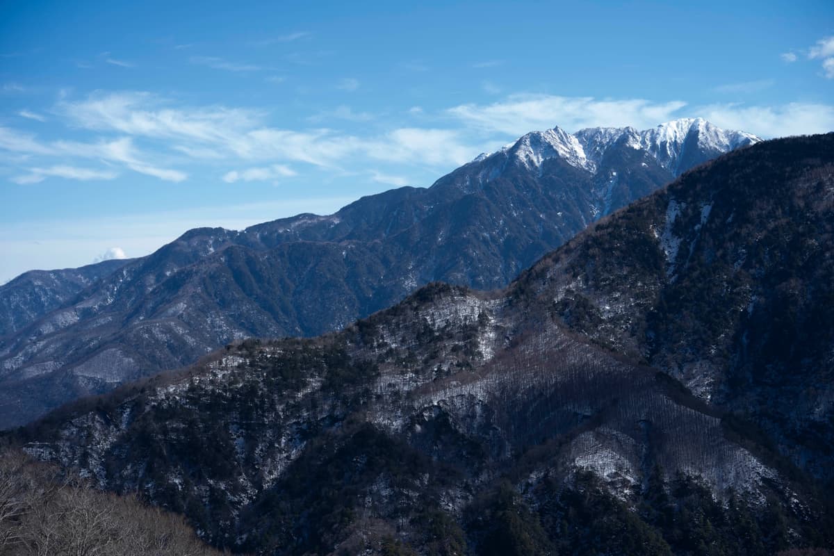 山並みの奥に覗く雪嶺