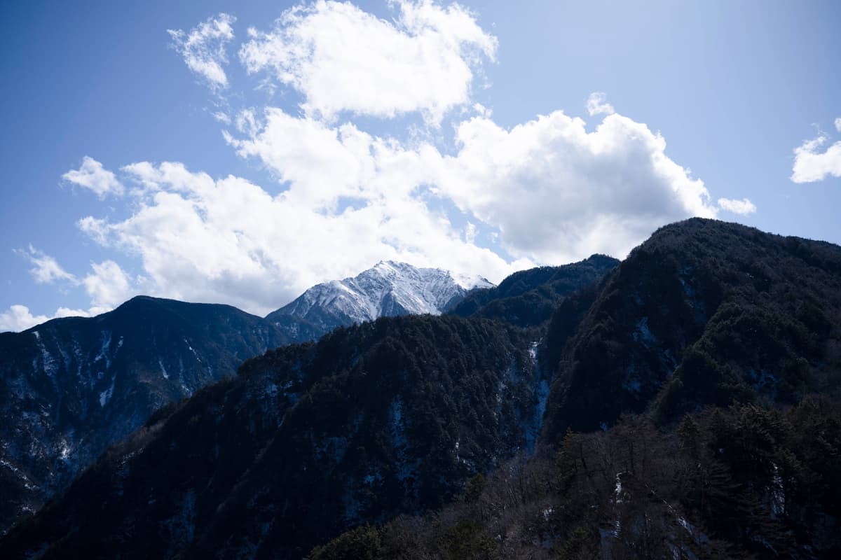 雲間にのぞく雪の頂