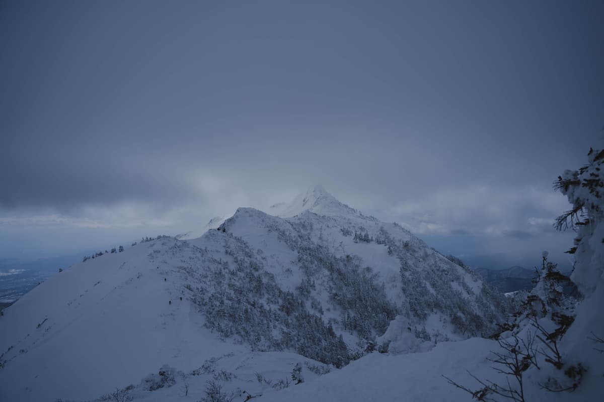 夕光に沈む雪の峰