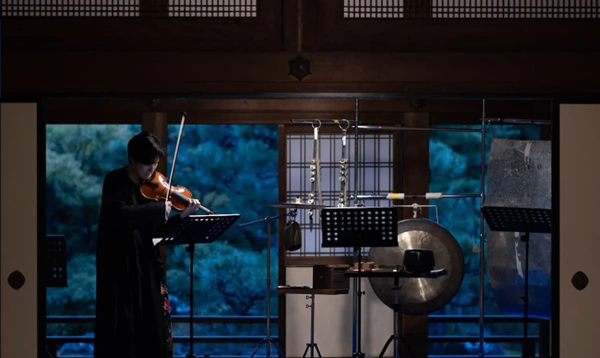青い光の中の弦と打楽器