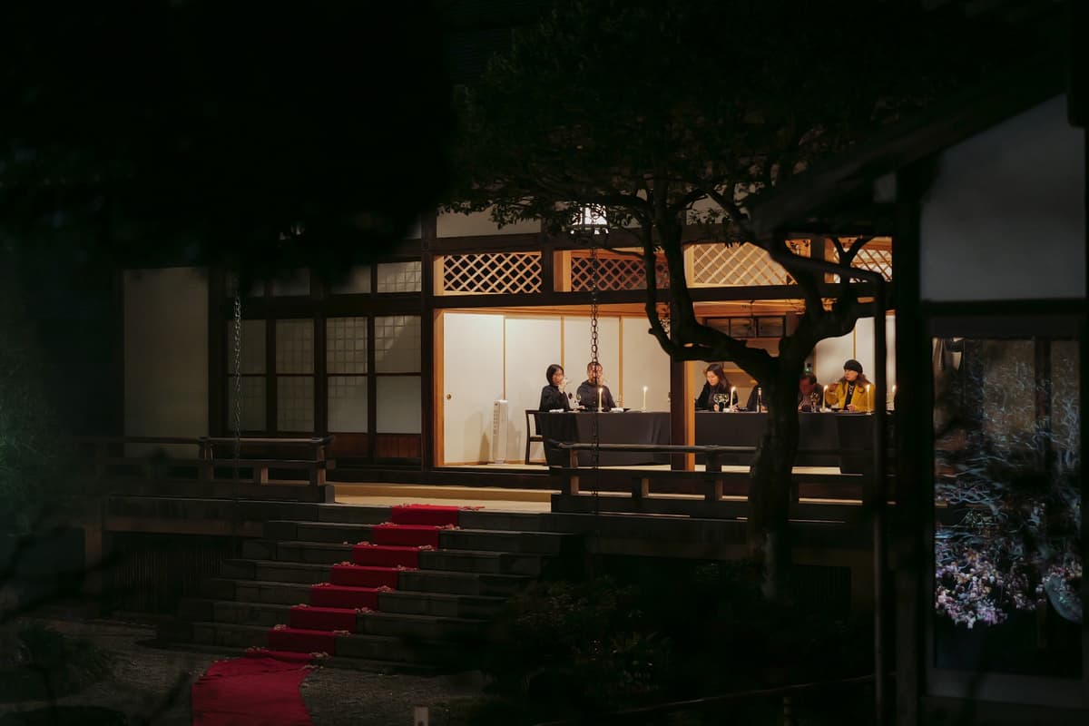 赤い絨毯と点る座敷