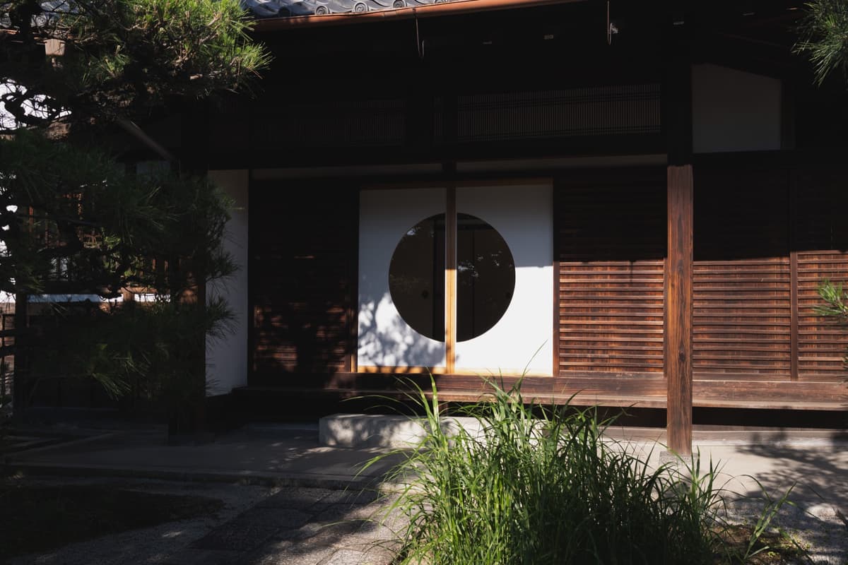 円窓と杉の影