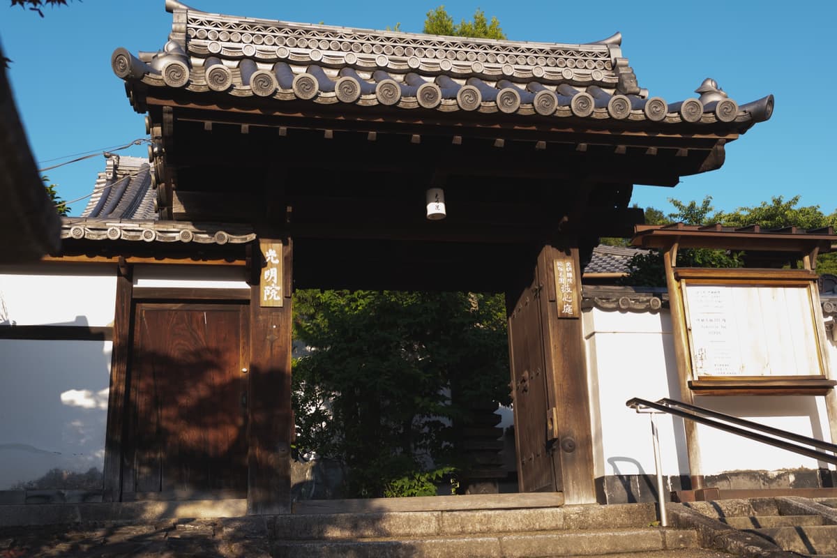 瓦屋根と閉じた木戸