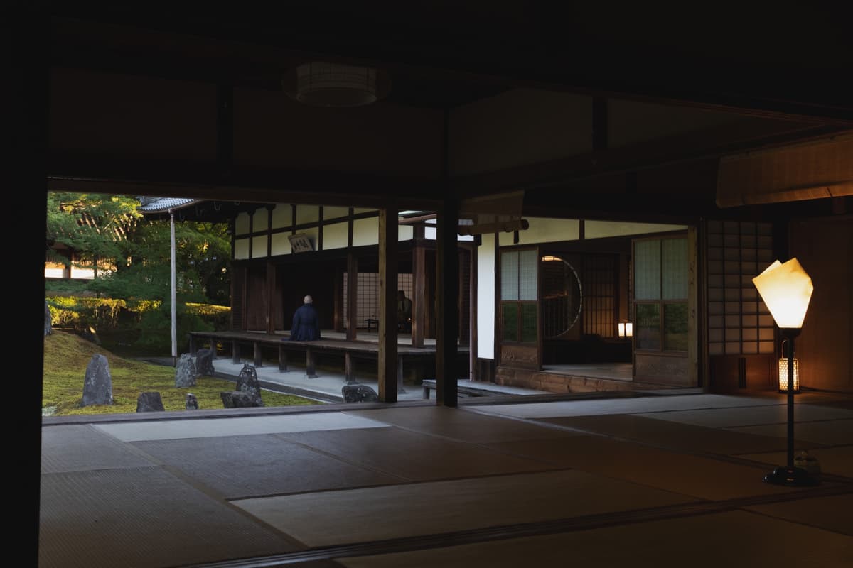 行灯の灯りと庭の闇
