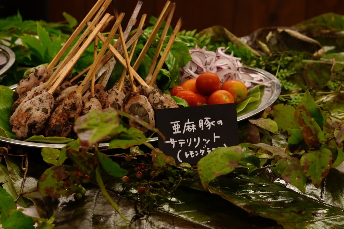 炭火の肉串とトマト
