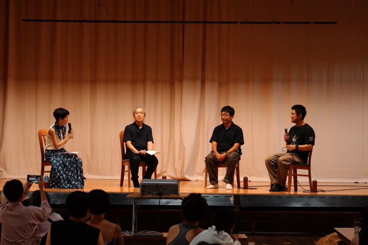 舞台上の四人の対談