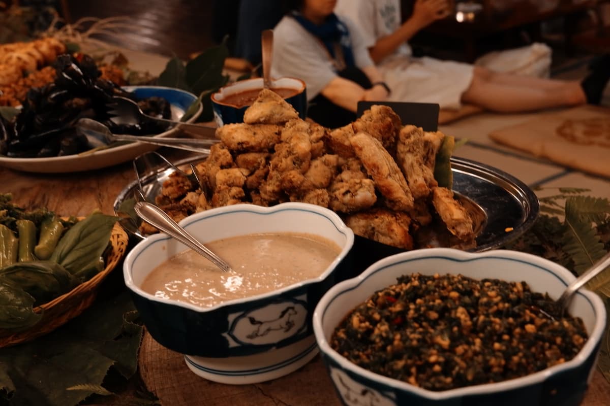 揚げ物と汁物の膳