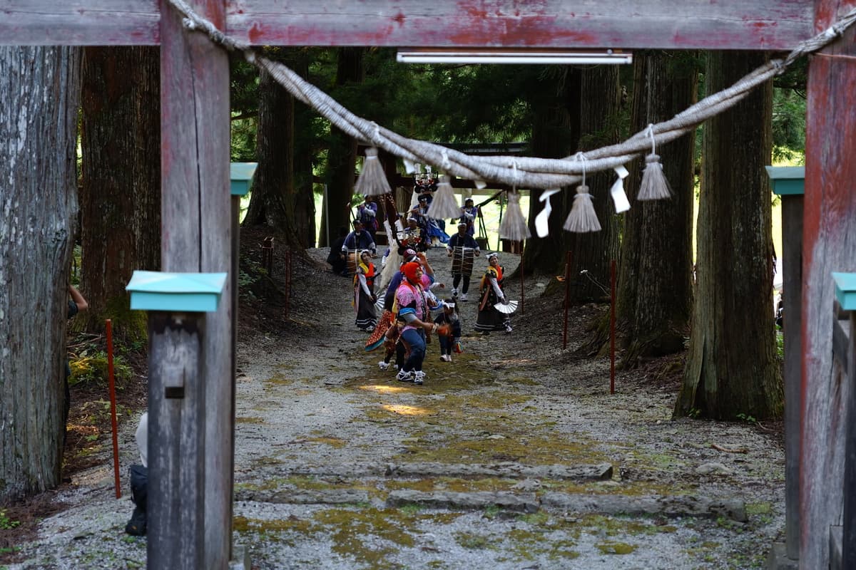 鳥居をくぐる行列