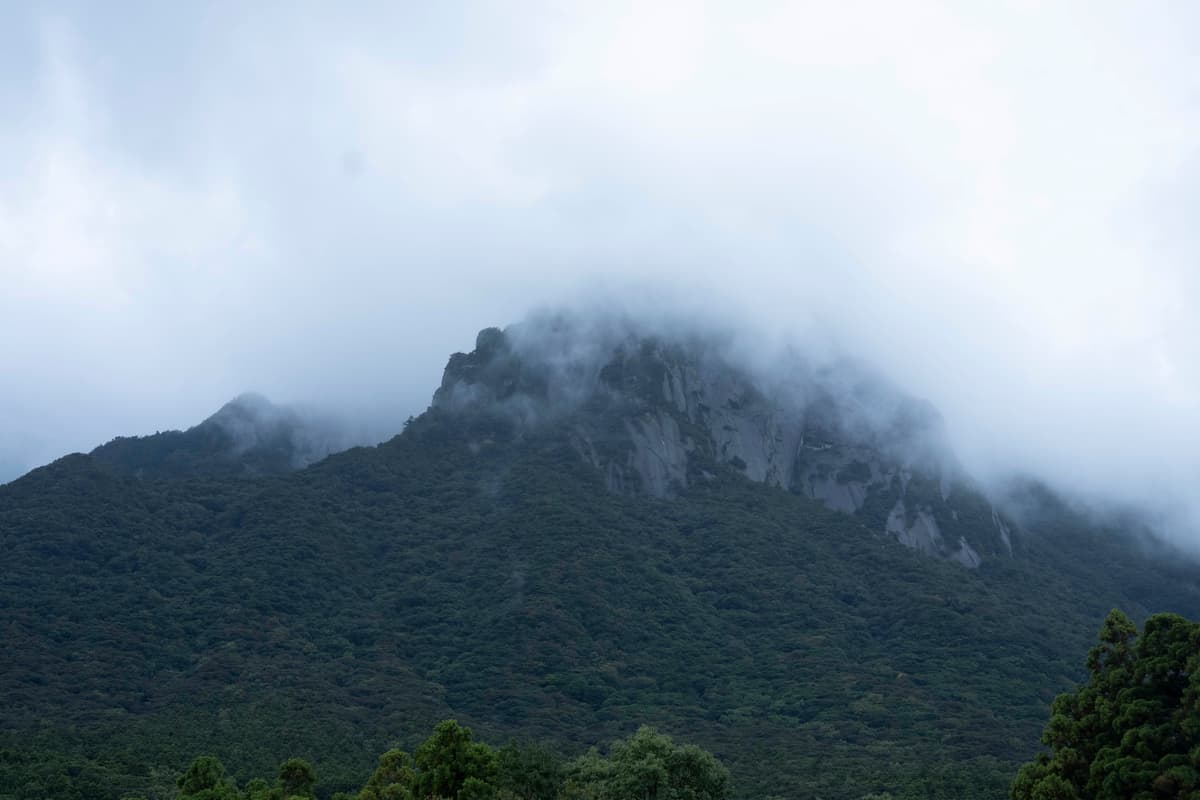 雲に隠れる岩峰